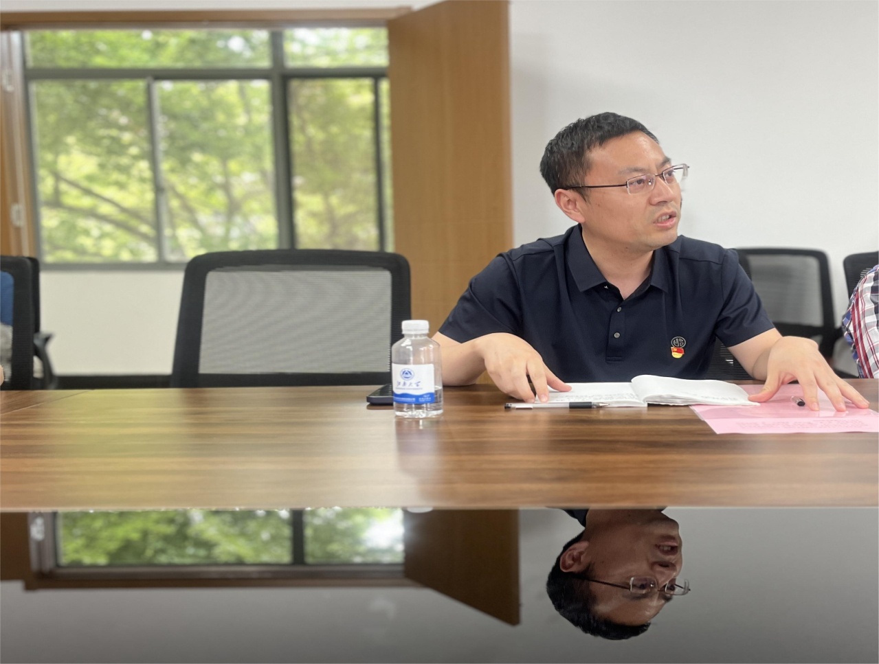 说明: C:\Users\Administrator\Desktop\0607-‘食’刻守护舌尖安全 共筑健康和谐校园\0607支部共建照片(市场监督局)\新建文件夹\周碧颛主持.JPG